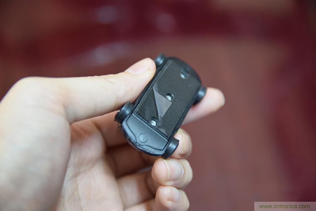 虛擬與現(xiàn)實(shí)相結(jié)合的飛車游戲，讓你體驗(yàn)速度與激情的碰撞！