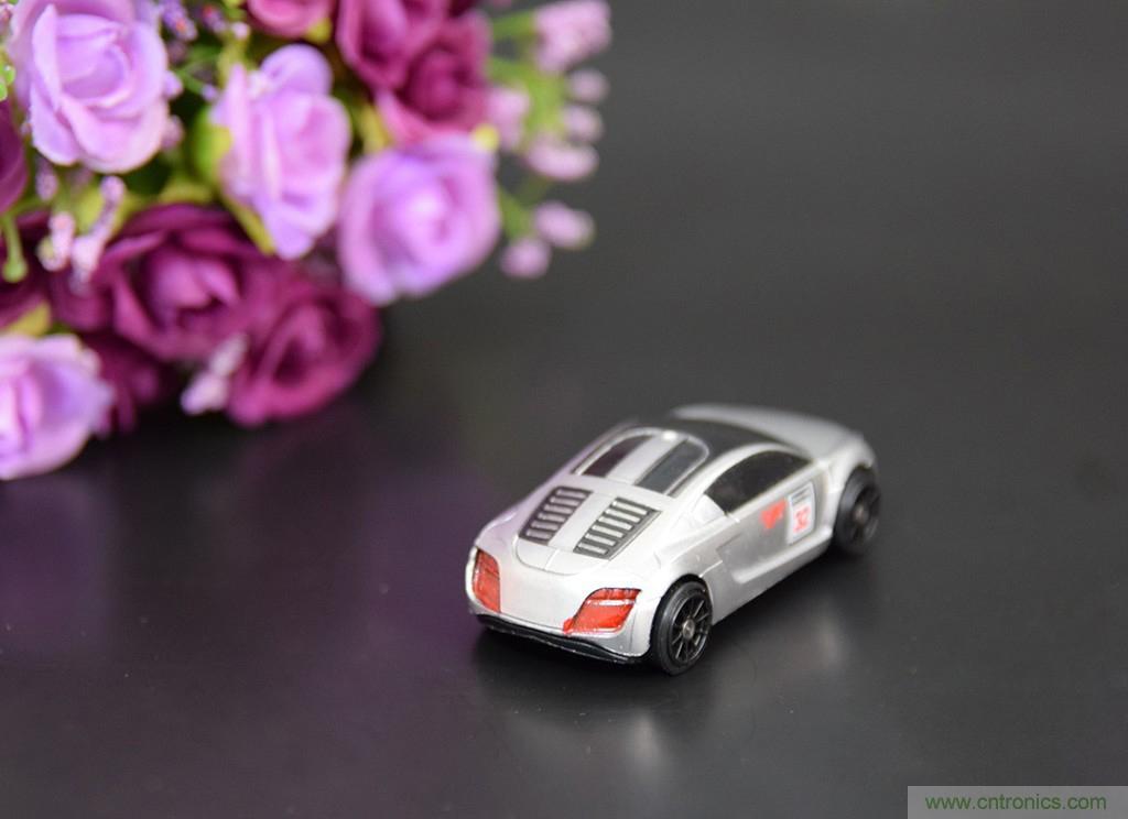 虛擬與現(xiàn)實(shí)相結(jié)合的飛車游戲，讓你體驗(yàn)速度與激情的碰撞！