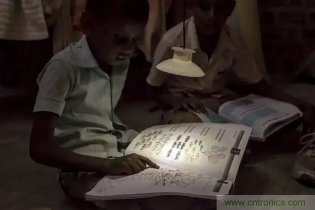 單靠重力就能工作的燈，將為15億人帶來光明