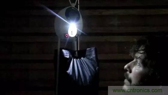 單靠重力就能工作的燈，將為15億人帶來光明