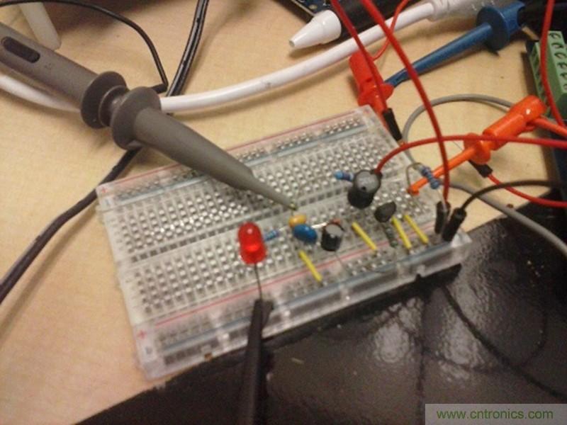 帶開關(guān)轉(zhuǎn)換器的8位MCU如何減少成本和電路板空間？