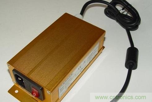 【導(dǎo)讀】本文總結(jié)出針對(duì)于LED電源EMC/EMI的主要幾個(gè)控制技術(shù)：電路措施、EMI濾波、元器件選擇、屏蔽和印制電路板抗干擾設(shè)計(jì)等。如果能正確合理的對(duì)這些問(wèn)題進(jìn)行解決，就可順利通過(guò)3C認(rèn)證。  在電路當(dāng)中，EMC和EMI的問(wèn)題是人們始終關(guān)心的話題。在LED電路中，對(duì)于EMC和EMI的要求同樣非常高。本文將為大家介紹LED產(chǎn)品設(shè)計(jì)當(dāng)中關(guān)于解決EMI與EMC的解決方法，感興趣的朋友快來(lái)看一看吧。  　　要解決LED驅(qū)動(dòng)電源的電磁干擾問(wèn)題，從硬件上可從以下幾個(gè)方面入手：  　　減少開(kāi)關(guān)電源本身的干擾  　　軟開(kāi)關(guān)技術(shù)，在原有的硬開(kāi)關(guān)電路中增加電感和電容元件，利用電感和電容的諧振，降低開(kāi)關(guān)過(guò)程中的du/dt和di/dt，使開(kāi)關(guān)器件開(kāi)通時(shí)電壓的下降先于電流的上升，或關(guān)斷時(shí)電流的下降先于電壓的上升，來(lái)消除電壓和電流的重疊。開(kāi)關(guān)頻率調(diào)制技術(shù)，通過(guò)調(diào)制開(kāi)關(guān)頻率fc，把集中在fc及其諧波2fc、 3fc&hellip;上的能量分散到它們周圍的頻帶上，以降低各個(gè)頻點(diǎn)上的EMI幅值。元器件的選擇，選擇不易產(chǎn)生噪聲、不易傳導(dǎo)和輻射噪聲的元器件。通常特別值得注意的是，二極管和變壓器等繞組類元器件的選用。反向恢復(fù)電流小、恢復(fù)時(shí)間短的快速恢復(fù)二極管是開(kāi)關(guān)電源高頻整流部分的理想器件。合理使用電磁干擾濾波器，EMI濾波器的主要目的之一，電網(wǎng)噪聲是電磁干擾的一種，它屬于射頻干擾（RFI），其傳導(dǎo)噪聲的頻譜大致為10KHz~30MHz，最高可達(dá) 150MHz。  　　在一般情況下，差模干擾幅度小，頻率低，所造成的干擾較小;共模干擾幅度大，頻率高，還可以通過(guò)導(dǎo)線產(chǎn)生輻射，所造成的干擾較大。欲削弱傳導(dǎo)干擾，最有效的方法就是在開(kāi)關(guān)電源輸入和輸出電路中加裝電磁干擾濾波器。LED電源一般采用簡(jiǎn)易式單級(jí)EMI濾波器，主要包括共模扼流圈和濾波電容。EMI濾波器能有效抑制開(kāi)關(guān)電源適配器的電磁干擾。 1 　　通過(guò)切斷干擾信號(hào)的傳播途徑來(lái)減少電磁干擾問(wèn)題  　　第一種情況是電源線干擾可以使用電源線濾波器濾除。一個(gè)合理有效的開(kāi)關(guān)電源EMI濾波器應(yīng)該對(duì)電源線上差模和共模干擾都有較強(qiáng)的抑制作用。改善PCB板的電磁兼容性設(shè)計(jì)PCB是LED電源系統(tǒng)中電路元件和器件的支撐件，它提供電路元件和器件之間的電氣連接。隨著電子技術(shù)的飛速發(fā)展，PCB的密度越來(lái)越高。 PCB設(shè)計(jì)的好壞對(duì)LED電源系統(tǒng)的電磁兼容性影響很大。  　　實(shí)踐證實(shí)，即使電路原理圖設(shè)計(jì)正確，印刷電路板設(shè)計(jì)不當(dāng)，也會(huì)對(duì)LED電源系統(tǒng)的可靠性產(chǎn)生不利影響。PCB抗干擾設(shè)計(jì)主要包括PCB布局、布線及接地，其目的是減小PCB的電磁輻射和PCB上電路之間的串?dāng)_。還有，一般變壓器電磁干擾引發(fā)的交流聲頻率一般為50HZ左右，而地線布線不當(dāng)導(dǎo)致的交流聲，由于整流電路的倍頻作用頻率約為100HZ，仔細(xì)區(qū)分還是可以察覺(jué)的。因此，在設(shè)計(jì)印刷電路板的時(shí)候，應(yīng)留意采用正確的方法，遵守PCB設(shè)計(jì)的一般原則，并應(yīng)符合抗干擾的設(shè)計(jì)要求。  　　主動(dòng)大幅增強(qiáng)受干擾體的抗干擾能力  　　在LED電源系統(tǒng)中輸進(jìn)/輸出也是干擾源的傳導(dǎo)線，和接收射頻干擾信號(hào)的拾檢源，我們?cè)O(shè)計(jì)時(shí)一般要采取有效的措施：采用必要的共模/差模抑制電路，同時(shí)也要采取一定的濾波和防電磁屏蔽措施以減小干擾的進(jìn)進(jìn)。在條件許可的情況下盡可能采取各種隔離措施（如光電隔離或者磁電隔離），從而阻斷干擾的傳播。防雷擊措施，室外使用的LED電源系統(tǒng)或從室外排擠引進(jìn)室內(nèi)的電源線、信號(hào)線，要考慮系統(tǒng)的防雷擊題目。常用的防雷擊器件有：氣體放電管、 TVS（Transient Voltage Suppression）等。氣體放電管是當(dāng)電源的電壓大于某一數(shù)值時(shí)，通常為數(shù)十V或數(shù)百V，氣體擊穿放電，將電源線上強(qiáng)沖擊脈沖導(dǎo)進(jìn)大地。TVS可以看成兩個(gè)并聯(lián)且方向相反的齊納二極管，當(dāng)兩端電壓高于某一值時(shí)導(dǎo)通。其特點(diǎn)是可以瞬態(tài)通過(guò)數(shù)百乃上千A的電流。