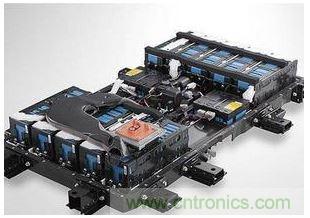 【導(dǎo)讀】電池管理系統(tǒng)（BMS）作為實(shí)時(shí)監(jiān)控、自動(dòng)均衡、智能充放電的電子部件，起到保障安全、延長(zhǎng)壽命、估算剩余電量等重要功能，通過(guò)一系列的管理和控制，保障電動(dòng)汽車(chē)的正常運(yùn)行。   據(jù)相關(guān)統(tǒng)計(jì)，2013年全球電池管理系統(tǒng)市場(chǎng)產(chǎn)值成長(zhǎng)逾10%，2014年至2016年成長(zhǎng)幅度將大幅躍升至25-35%。到2020年前，電動(dòng)汽車(chē)將保持約15%~30%的年復(fù)合增長(zhǎng)率，除了純電動(dòng)汽車(chē)、插電式混合動(dòng)力汽車(chē)和混合動(dòng)力汽車(chē)的數(shù)量增長(zhǎng)之外，新型的48V輕度混合動(dòng)力系統(tǒng)也將顯著促進(jìn)增長(zhǎng)。鑒于此，電子發(fā)燒友采訪了美國(guó)力特公司（Littelfuse）中國(guó)區(qū)銷(xiāo)售總監(jiān)查勇。  針對(duì)當(dāng)前市場(chǎng)，力特公司中國(guó)區(qū)銷(xiāo)售總監(jiān)查勇談到，當(dāng)前基于低或零排放而改善空氣質(zhì)量的需求，對(duì)汽車(chē)提出更高的效率要求，隨著整個(gè)汽車(chē)中電負(fù)載的增加（如汽車(chē)動(dòng)力的提升、多媒體用電等），要求高電壓供電以及更強(qiáng)大的供電系統(tǒng)。  目前電動(dòng)汽車(chē)/混合動(dòng)力汽車(chē)架構(gòu)主要有四類(lèi)：一是HEV（Hybrid），油、電混合動(dòng)力，電池靠發(fā)動(dòng)機(jī)充電；二是PEV（Plug-in），油、電混合，電池需外部充電；三是BEV（ Battery Electric Vehicle），純電池供電；四是化學(xué)燃料電池供電。查勇表示，當(dāng)前油、電混合動(dòng)力汽車(chē)占有的市場(chǎng)比例比較大，后期會(huì)慢慢往純電動(dòng)轉(zhuǎn)型。   那么，鋰離子電池有哪些優(yōu)勢(shì)？  我們知道，電動(dòng)汽車(chē)的供電系統(tǒng)是由若干個(gè)鋰離子電池組成的。   鋰電池組是由一個(gè)個(gè)電池單元組成，每一個(gè)電池組大約有500~7000個(gè)單元，這對(duì)電池的管理與控制提出了更高的要求。   鋰電池技術(shù)將是任何類(lèi)型電動(dòng)汽車(chē)的基礎(chǔ)。查勇表示，目前還在不斷改進(jìn)之中，未來(lái)將提供所需的最佳成本及功能性，對(duì)于成本在未來(lái)幾年里預(yù)計(jì)將降低四分之一到三分之一，而能量密度具有相同的增長(zhǎng)幅度。在上圖中，鉛酸電池、鎳氫電池、鋰離子電池的比較表，可以看到鋰離子電池在功率密度和充電循環(huán)壽命上的優(yōu)勢(shì)是其它無(wú)法替代的。    鋰電池系統(tǒng)存在哪些技術(shù)瓶頸？   對(duì)于鋰離子電池技術(shù)方面，還有很多地方需要進(jìn)一步完善，查勇談到主要有三點(diǎn)：  其一，充放電狀態(tài)。當(dāng)充放電狀態(tài)在一定范圍內(nèi)時(shí)電池才能安全可靠地運(yùn)行，高放電和過(guò)充電會(huì)降低鋰離子電池的效率和壽命，理想的荷電狀態(tài)為最大充電量的20%至90%左右；  其二，安全電池工作電壓。保持電池電壓在最低2 V和最高4.2 V之間，過(guò)高的電池電壓會(huì)導(dǎo)致過(guò)多的電流流動(dòng)，在最壞的情況下，短路會(huì)破壞電池；  其三，熱管理。溫度控制尤為重要，因?yàn)檫^(guò)高的溫度可能會(huì)在負(fù)極過(guò)程中導(dǎo)致一種聯(lián)鎖反應(yīng)，從而導(dǎo)致因可能的電極短路以及可燃?xì)怏w從有機(jī)溶劑（電解液）中除氣而發(fā)生危險(xiǎn)情況。  要使電池工作在可靠和安全的狀態(tài)，就必須管理電池的充、放電狀態(tài)，及監(jiān)管電池的安全工作電壓，目前大多采用的是主動(dòng)均衡和被動(dòng)均衡技術(shù)。查勇補(bǔ)充到，對(duì)于保護(hù)器件保險(xiǎn)絲而言，小體積，高電壓仍是一個(gè)技術(shù)難點(diǎn)。  安全性方面該如何把控？  鋰離子電池需要通過(guò)電池管理系統(tǒng)進(jìn)行仔細(xì)監(jiān)測(cè)和調(diào)節(jié)，對(duì)電池管理系統(tǒng)本身進(jìn)行保護(hù)是保證這一重要的系統(tǒng)在所有情況下（組裝、保養(yǎng)、正常操作）安全可靠。    在短路情況下，會(huì)在電力線(xiàn)上引起強(qiáng)大的電流。查勇表示，針對(duì)這樣的情況，推薦使用具有較高分?jǐn)嗄芰Φ谋ｋU(xiǎn)絲的合適的熔斷技術(shù)，如力特公司的0HEV系列。電池管理系統(tǒng)通常通過(guò)高阻抗感應(yīng)線(xiàn)連接，因此短路電流會(huì)顯著降低，允許使用電子保險(xiǎn)絲，電當(dāng)然壓高低要求取決于電池結(jié)構(gòu)。   針對(duì)電池保護(hù)，力特保險(xiǎn)絲和TVS二極管保護(hù)具有很大的優(yōu)勢(shì)：   1） 作為全球保護(hù)器件的領(lǐng)導(dǎo)者，力特提供全系列的保護(hù)器件，包括Fuse、PPTC TVS Diode、TVS Diode Array，同時(shí)提供不同的保護(hù)方案；  2） 所有器件滿(mǎn)足AEC-Q101和AEC-Q200汽車(chē)認(rèn)證；  3） LAB 能針對(duì)客戶(hù)提供多樣的測(cè)試需求。   查勇指出，隨著越來(lái)越多的汽車(chē)應(yīng)用（如電池傳感器線(xiàn)路保護(hù)）依賴(lài)電子保險(xiǎn)絲，在目前汽車(chē)中使用的電子保險(xiǎn)絲沒(méi)有定義官方標(biāo)準(zhǔn)的情況下，力特根據(jù) AEC-Q200 準(zhǔn)則制定了一項(xiàng)測(cè)試計(jì)劃，對(duì)保險(xiǎn)絲在汽車(chē)應(yīng)用的適用性和可靠性進(jìn)行測(cè)試，這項(xiàng)測(cè)試計(jì)劃包含18項(xiàng)測(cè)試，例如1000小時(shí)高溫高濕測(cè)試、1000循環(huán)溫度沖擊測(cè)試、特殊機(jī)械沖擊及振動(dòng)測(cè)試等，所用的樣本量也有更加嚴(yán)格的要求。&ldquo;只是一次測(cè)試做到了還不夠，如何保證每批貨都通過(guò)這個(gè)測(cè)試？整個(gè)質(zhì)量控制體系才能保證高品質(zhì)的一致性和持續(xù)性，這是某些廠商所不具備的，需要特別注意。&rdquo;   另外，力特不斷在汽車(chē)應(yīng)用電子保險(xiǎn)絲的合格范圍內(nèi)提供更多的產(chǎn)品。對(duì)于直流濾波電容和IGBT的保護(hù)，過(guò)去使用的是齊納二極管，但是它們無(wú)法提供與 TVS 二極管相同的優(yōu)勢(shì)，如快速響應(yīng)、更高的浪涌能力和更高的可靠性。   比如，車(chē)載充電器通過(guò)CAN 總線(xiàn)與其他系統(tǒng)進(jìn)行通信，在密集的汽車(chē)環(huán)境中，CAN 線(xiàn)路會(huì)遭受ESD或其他汽車(chē)系統(tǒng)通過(guò)耦合或傳導(dǎo)而引起的其他瞬變所導(dǎo)致的過(guò)電壓應(yīng)力。對(duì)此，查勇表示，針對(duì)CAN總線(xiàn)開(kāi)發(fā)出了專(zhuān)用的保護(hù)器件，SM24CANA和SM24CANB. 其不僅具有ESD能力，還有一定的抗浪涌能力，同樣也滿(mǎn)足AEC-Q101汽車(chē)認(rèn)證。  不難發(fā)現(xiàn)，鋰電池系統(tǒng)是由若干單節(jié)電池組成的，架構(gòu)都比較復(fù)雜，是整個(gè)系統(tǒng)能否可靠工作的關(guān)鍵所在，也極易受到靜電、開(kāi)關(guān)功率負(fù)載、感應(yīng)浪涌、過(guò)負(fù)載、短路等過(guò)電流和過(guò)電壓得威脅，因此精心選擇和正確放置保護(hù)元器件進(jìn)行過(guò)電壓和短路保護(hù)尤為重要。  最后，查勇表示，大力發(fā)展新能源汽車(chē)已成為各國(guó)共識(shí)，世界主要國(guó)家如美國(guó)、中國(guó)、日本、德國(guó)、韓國(guó)、英國(guó)等都紛紛建立了自己宏偉的新能源汽車(chē)產(chǎn)業(yè)規(guī)劃。新能源汽車(chē)的安全性問(wèn)題，一直是汽車(chē)產(chǎn)業(yè)的重點(diǎn)工作之一，在展望新能源汽車(chē)快速發(fā)展的同時(shí)，我們須認(rèn)識(shí)到，穩(wěn)定、高效、安全、可靠的電池管理系統(tǒng)產(chǎn)品，是保障電動(dòng)汽車(chē)的正常運(yùn)行的關(guān)鍵，只有這樣新能源汽車(chē)才能擁有可持續(xù)發(fā)展的未來(lái)。