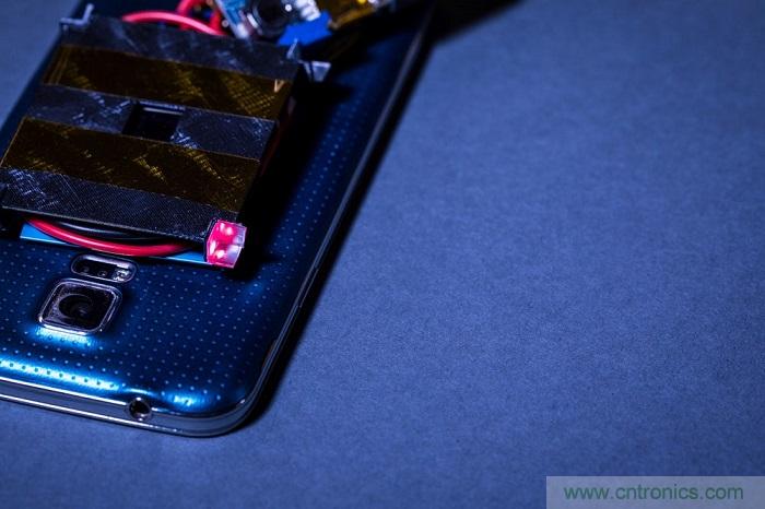 室內(nèi)激光無線充電新技術(shù)亮相，可媲美傳統(tǒng) USB 線纜