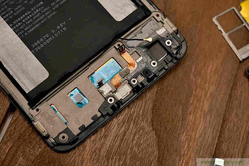 拆解魅族15 Plus：玩轉(zhuǎn)了新概念，但其工藝究竟如何？