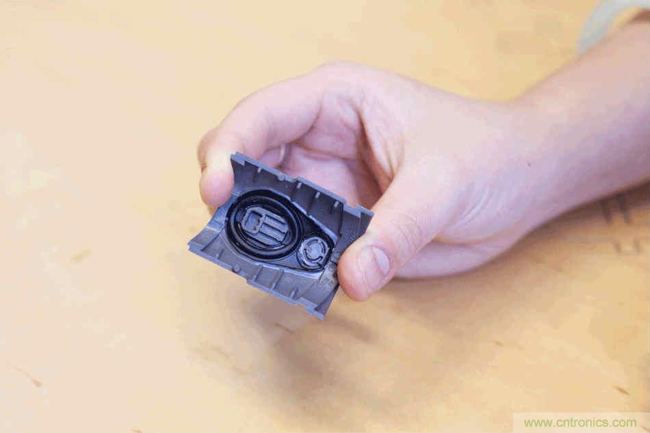 拆解戴森吹風(fēng)機(jī)：近三千元的價(jià)格貴在哪？