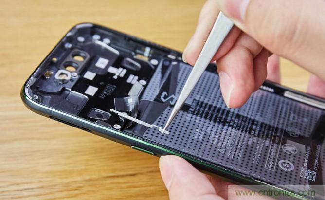 拆解黑鯊手機(jī)：多級(jí)直觸一體式液冷系統(tǒng)有什么門道？