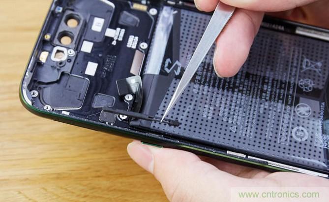 拆解黑鯊手機(jī)：多級(jí)直觸一體式液冷系統(tǒng)有什么門道？