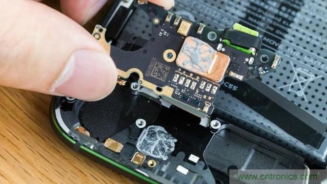 拆解黑鯊手機(jī)：多級(jí)直觸一體式液冷系統(tǒng)有什么門道？