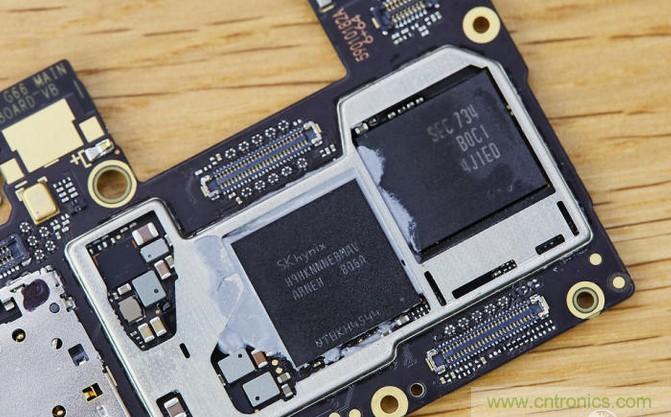 拆解黑鯊手機(jī)：多級(jí)直觸一體式液冷系統(tǒng)有什么門道？