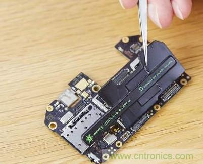 拆解黑鯊手機(jī)：多級(jí)直觸一體式液冷系統(tǒng)有什么門道？