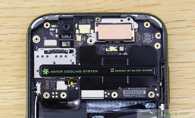 拆解黑鯊手機(jī)：多級(jí)直觸一體式液冷系統(tǒng)有什么門道？