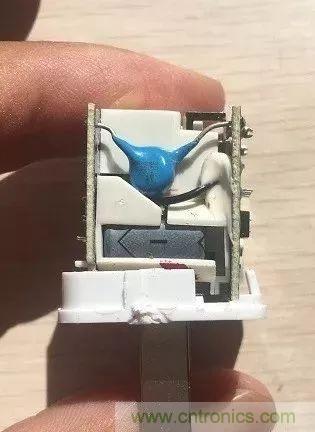 拆了個電容之后，我的iPhone也會自動訂房了