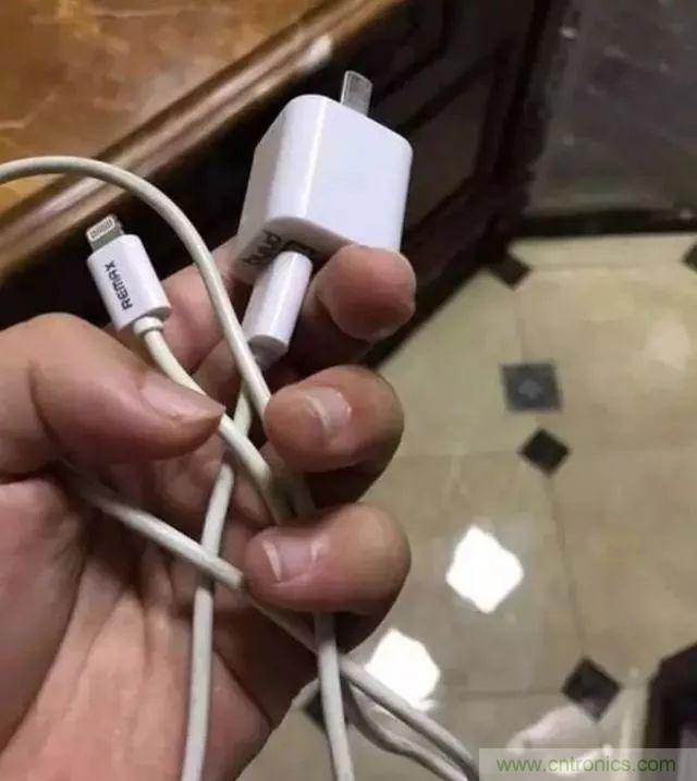拆了個電容之后，我的iPhone也會自動訂房了