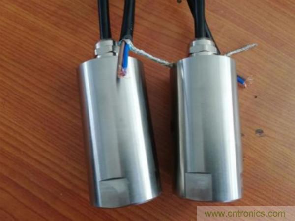 振動(dòng)傳感器的機(jī)電變換原理？主要的分類有哪些？