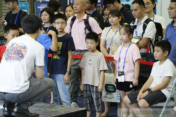 明年再見(jiàn)！&ldquo;WAIE 2019第四屆上海國(guó)際人工智能展覽會(huì)暨人工智能產(chǎn)業(yè)大會(huì)&rdquo;完美落幕！