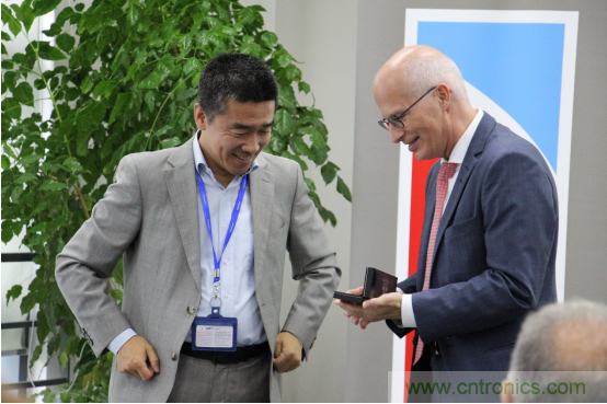 德國漢堡市長一行蒞臨德莎tesa參觀訪問 德國漢堡市長一行蒞臨德莎tesa參觀訪問