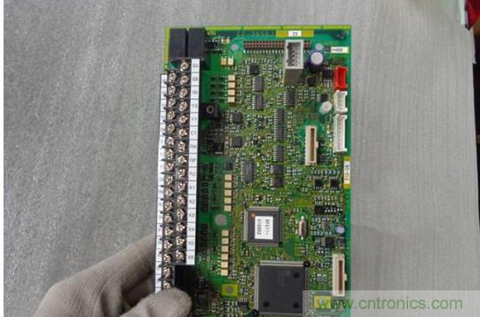 變頻器的輸出頻率調(diào)高，那么輸出電壓將如何提高？