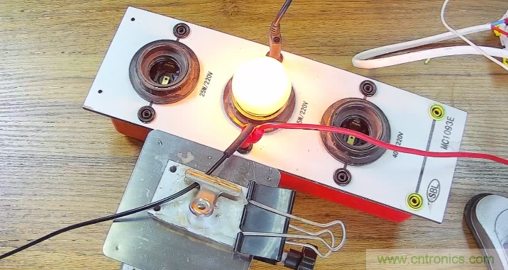 電燈泡內(nèi)通有交流電，為什么看不到燈泡在閃爍？