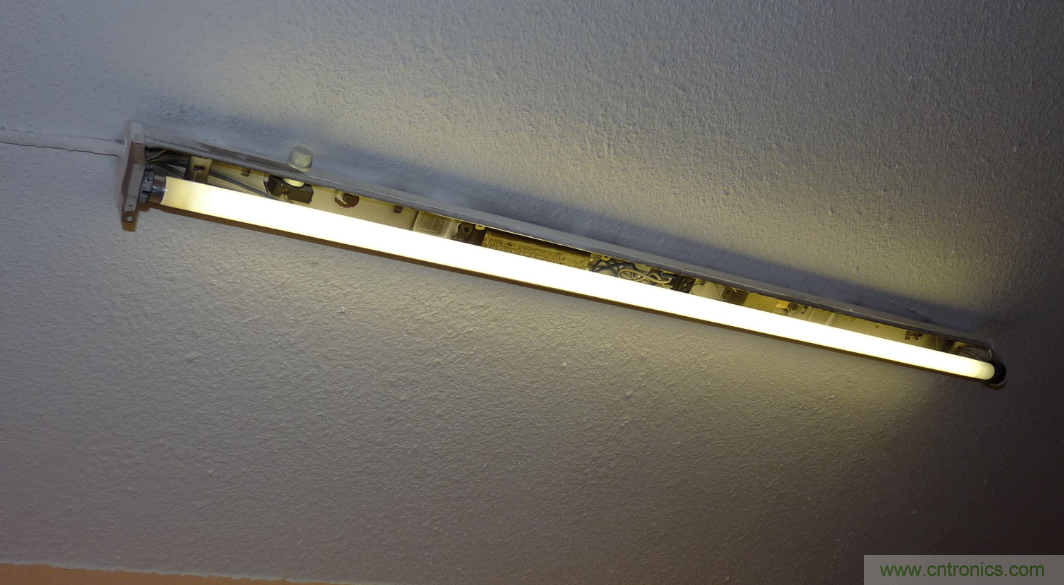 電燈泡內(nèi)通有交流電，為什么看不到燈泡在閃爍？