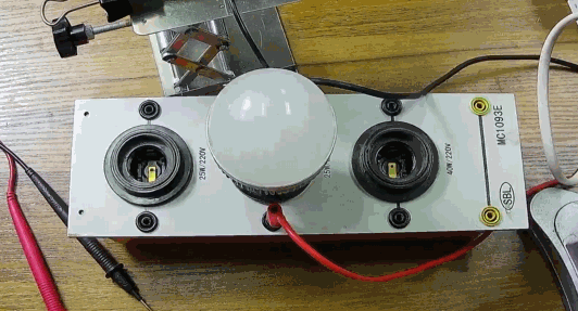 電燈泡內(nèi)通有交流電，為什么看不到燈泡在閃爍？