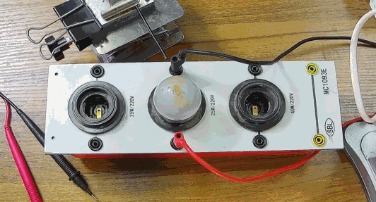 電燈泡內(nèi)通有交流電，為什么看不到燈泡在閃爍？