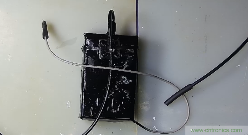 電燈泡內(nèi)通有交流電，為什么看不到燈泡在閃爍？