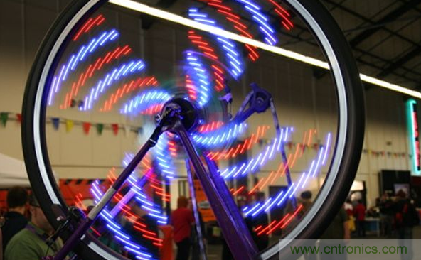 電燈泡內(nèi)通有交流電，為什么看不到燈泡在閃爍？