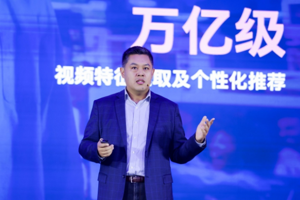 數(shù)據(jù)洪流下的算力突圍：英特爾以生態(tài)之力破局AI規(guī)?；? width=